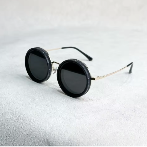 Gafas de sol con lentes negras ajustable
