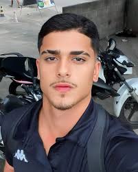 <strong>Julián R</strong>